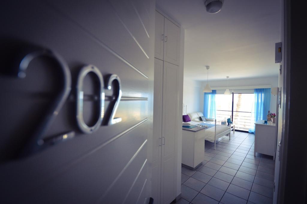 Krasas Beach Apartment Rentals 라르나카 객실 사진
